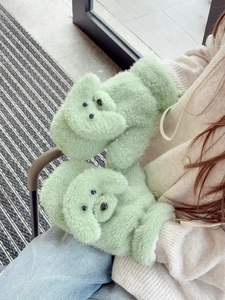 Nahaufnahme der grünen Plüsch-Fäustlinge mit süßem Teddyhund-Design und dickem Material