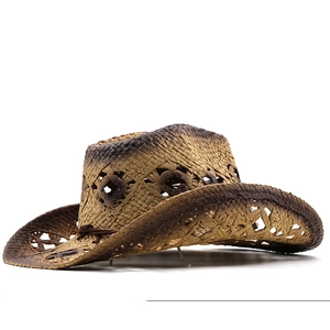 Détail d'un chapeau de cowboy en paille dégradée avec maille ajourée et cordon en cuir