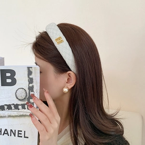 Elegante cerchietto in tweed bianco con logo dorato e orecchini con perle grandi