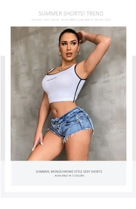 Detailansicht des ausgefransten Saums und Risse an blauen Denim-Sommershorts für Damen