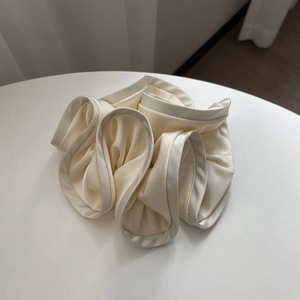 Chouchou élégant en satin blanc crème avec texture soyeuse et détails froissés