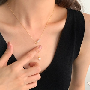 Elegant S925 silver gold Y-shaped fringe necklace with four white pearls on a model