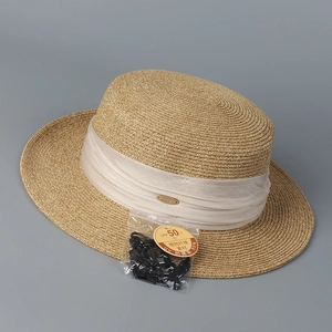 Vue détaillée du chapeau canotier avec protection UPF 50+ et ruban plissé chic