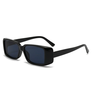 Klassische schwarze rechteckige Sonnenbrille mit dickem Rahmen im 45-Grad-Winkel präsentiert