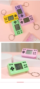 Primo piano di mini console da gioco Tetris colorate con portachiavi rosa e verdi