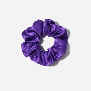 Lila Haargummi aus glänzendem Satin mit gerafftem Design für elegante Frisuren