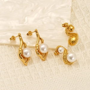 Boucles d'oreilles élégantes en acier doré et perles au design géométrique moderne