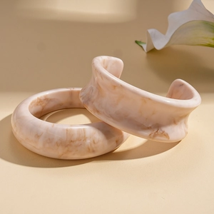 Ensemble de bracelets en résine rétro aux motifs marbrés rose chaud et beige