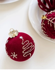 Gros plan de boules de Noël de 8 cm en velours bordeaux avec motifs pailletés dorés
