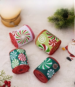 Detail von Weihnachts-Stoffbändern mit Minz-Muster und Glitzerrand auf Kunstpelz-Teppich