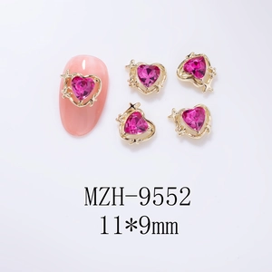 Détail de bijoux d'ongles en cœur rose avec cadre doré étoilé, taille 11x9mm