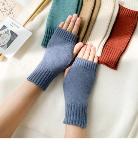 Detailopname van kleurrijke gebreide vingerloze handschoenen met geribbelde manchetten