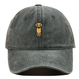 Détail de la broderie de golden retriever sur la casquette en coton délavé gris