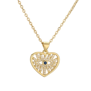 Collier cœur doré avec pendentif œil bleu et cristaux pavés sur un fond blanc neutre