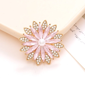 Broche fleur dorée élégante avec cristaux roses, strass et une perle blanche au centre