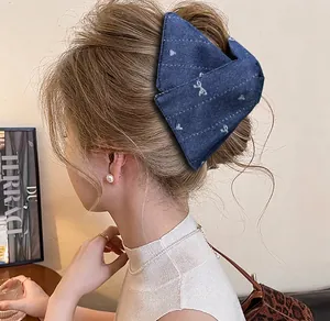 Pince à cheveux nœud en jean avec broderie blanche pour une coiffure élégante