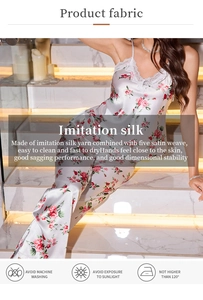 Détail d'un pyjama en satin floral avec dentelle blanche et texture de soie lisse