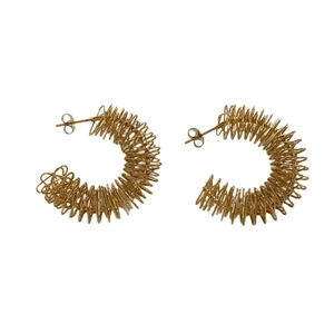 Orecchini a cerchio dorati a forma di C a spirale irregolare con finitura lucida
