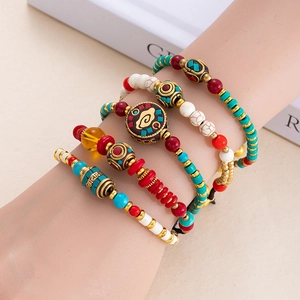 Bracelet bohème multicouche avec perles ethniques en résine et cordon de coton tressé