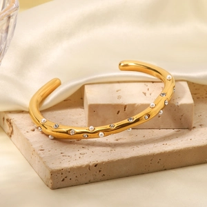 Bracelet élégant en titane plaqué or 18K avec perles blanches et accents de zircon