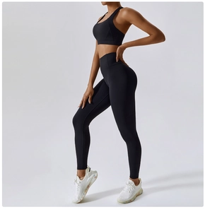 Dettaglio del set yoga nero con vestibilità compressiva e cuciture laterali modellanti