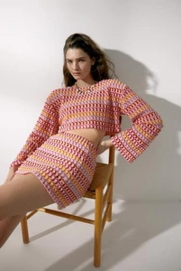 Détail d'un ensemble deux pièces au crochet avec motifs ondulés et manches évasées