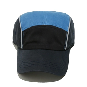 Dettaglio cappellino outdoor a 5 pannelli con finiture riflettenti e visiera rinforzata