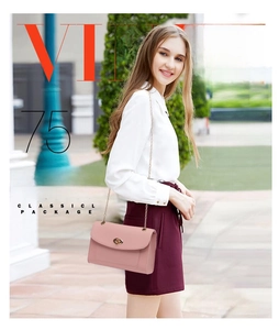 Détail du sac bandoulière en cuir rose avec fermoir doré et fine bandoulière chaîne