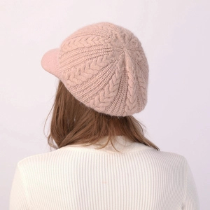 Detalle del tejido de ochos rosa y textura cálida de invierno en la gorra de punto