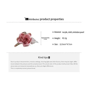 Dettaglio della molletta per capelli rosa con fiori in pizzo e perle, 12,9 cm e peso 42,2 g