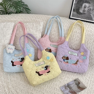 Vista de bolsos de algodón acolchados con bordado de perro en cuatro colores pastel