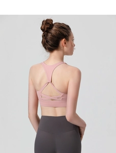 Gros plan sur les bretelles croisées du soutien-gorge de sport et le tissu technique