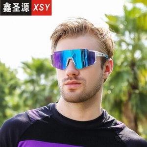 Primer plano de gafas de sol deportivas con lentes de espejo azul y montura transparente
