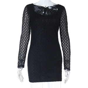 Detalle del vestido negro de manga larga con encaje intrincado y textura de ganchillo