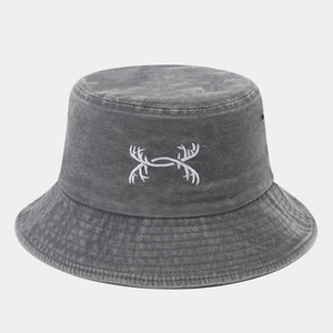 Détail de la broderie bois de cerf sur bob en denim lavé gris anthracite avec œillets