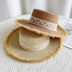 Chapeau de paille français avec ruban en dentelle blanche et bord frangé pour les vacances