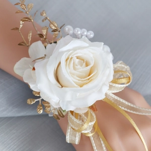 Elegante polsino con rosa bianca di seta e foglie dorate per matrimoni e cerimonie