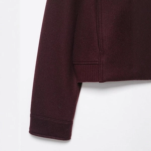 Dunkelrote Strickjacke im Baseball-Stil mit Rippbündchen und feinen Nähten am Ärmel