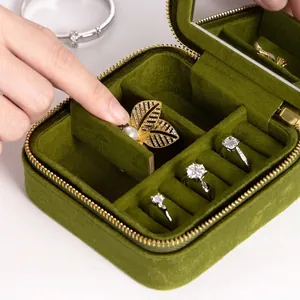 Joyero de terciopelo verde con cremallera, espejo y ranuras para anillos de viaje