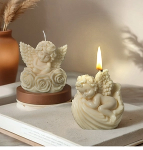 Künstlerische Engel-Duftkerzen mit Rosen- und Wolkenbasis auf strukturierter Fläche