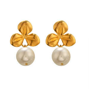 Orecchini a fiore vintage in oro 18 carati con perle e texture a foglia su bianco