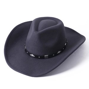 Détail du chapeau de cowboy en feutre gris foncé avec des rivets métalliques argentés