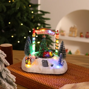 Vue détaillée du chalet de Noël musical avec lumières LED et petit train coloré