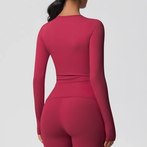 Vue arrière d'un ensemble de yoga rouge foncé avec haut à manches longues et leggings