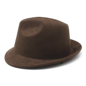Détail du chapeau fedora marron foncé montrant les coutures fines et le feutre