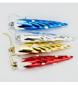 Dettaglio di quattro ornamenti natalizi a spirale nei colori blu, argento, oro e rosso