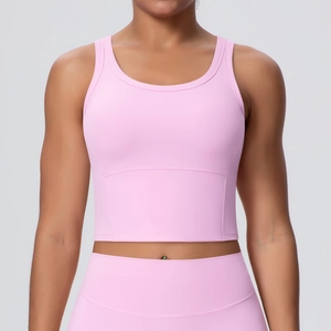 Detailansicht des rosa gebürsteten Yoga-Tops mit Polstern und breiten Trägern