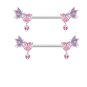 Dettaglio di gioielli per capezzoli con cuori rosa e ali di farfalla in smalto