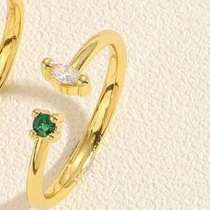 Detailansicht verstellbarer Goldring mit Marquise- und grünem Smaragd-Zirkonia-Stein