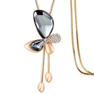 Elegante rotgoldene Schmetterlingskette mit grauen Kristallen und langer Quaste